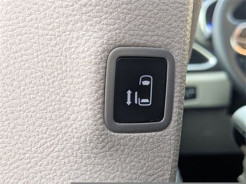 Used 2024 Chrysler Pacifica Touring-L image 13