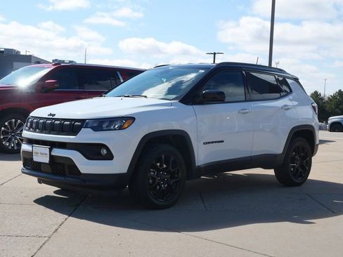 Used 2022 Jeep Compass Latitude w/ Convenience Group AWD/4WD image 3