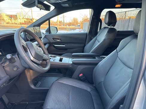 Used 2025 Toyota Sienna Platinum image 2