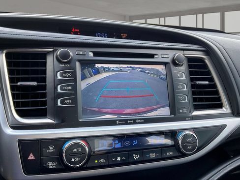 Used 2018 Toyota Highlander SE FWD image 14