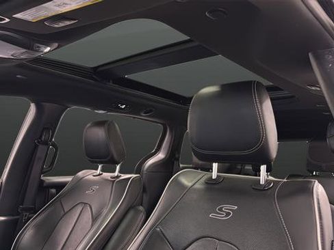 Used 2025 Chrysler Pacifica Limited image 12