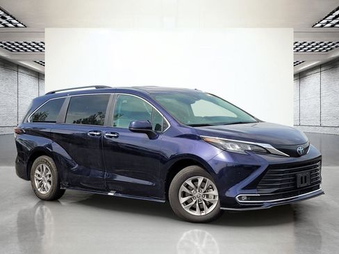 Used 2024 Toyota Sienna XLE FWD image 2