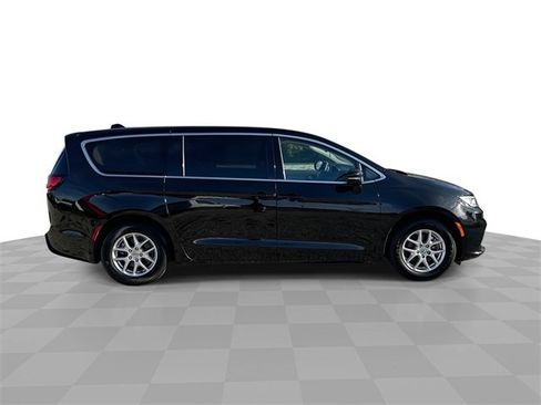 Used 2024 Chrysler Pacifica Touring-L image 9