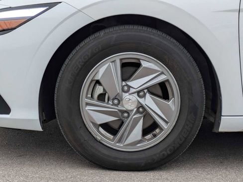 Used 2025 Hyundai Elantra SE image 12
