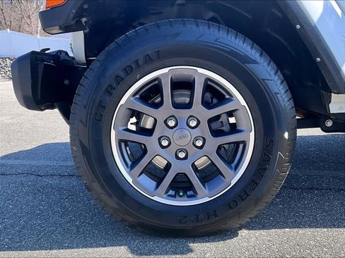 Used 2023 Jeep Gladiator Overland AWD/4WD image 7