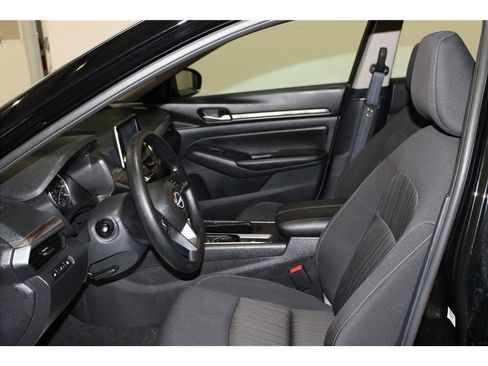 Used 2025 Nissan Altima 2.5 SV image 10