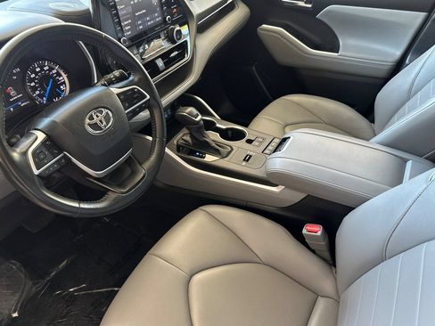 Used 2022 Toyota Highlander XLE AWD/4WD image 10