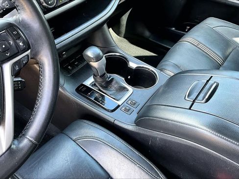 Used 2018 Toyota Highlander SE FWD image 17