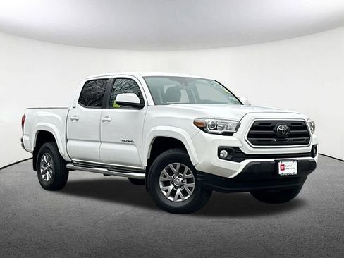 Certified 2018 Toyota Tacoma SR5 image 2