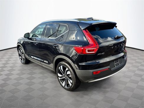 Used 2024 Volvo XC40 B5 Plus image 8