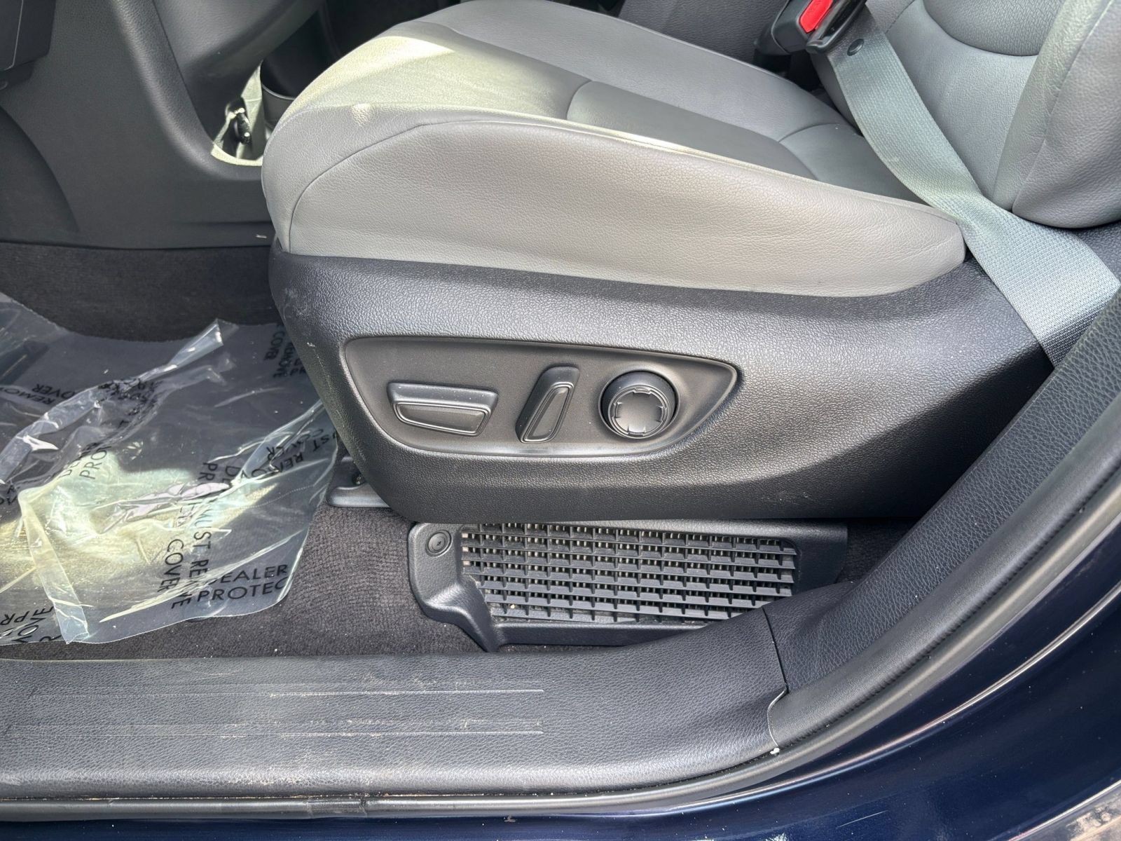 Used 2025 Toyota Sienna XLE FWD image 21