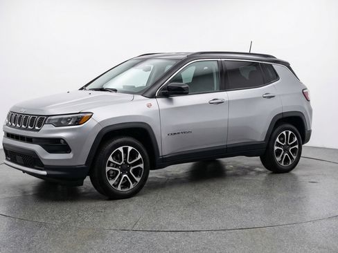 Used 2025 Jeep Compass Trailhawk AWD/4WD image 3