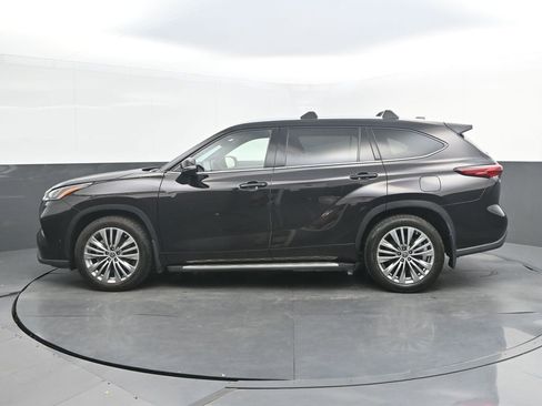 Used 2022 Toyota Highlander Platinum AWD/4WD image 2