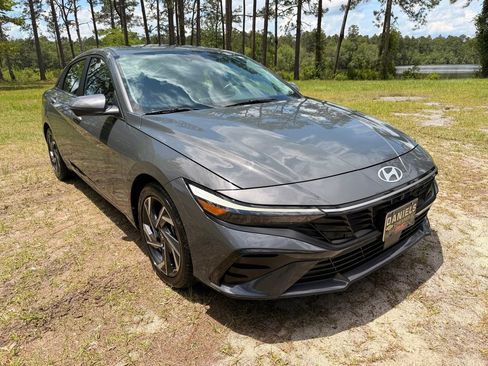 Used 2024 Hyundai Elantra Limited FWD image 7