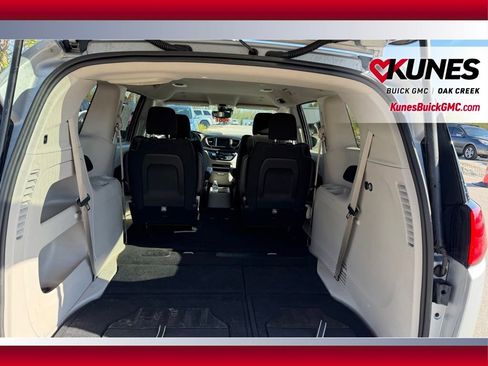 Used 2023 Chrysler Voyager LX FWD image 5