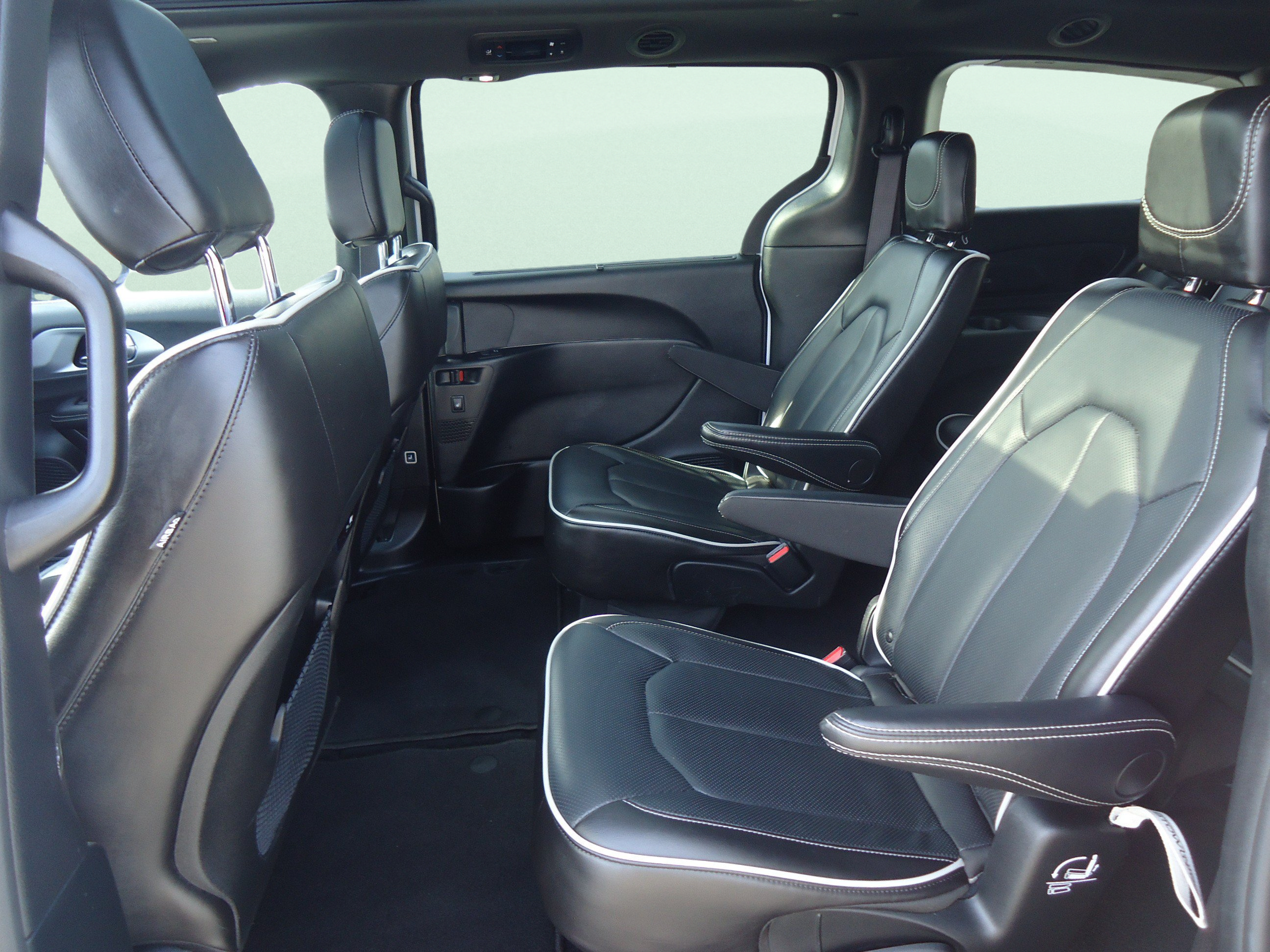 Used 2026 Chrysler Pacifica Limited FWD image 27