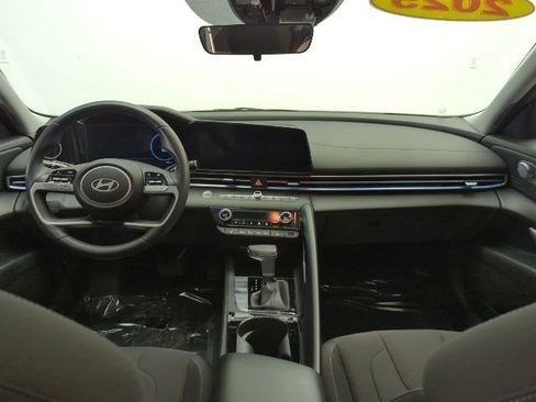 Used 2025 Hyundai Elantra SEL FWD image 21