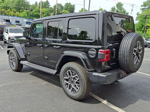 New 2026 Jeep Wrangler Unlimited Sahara AWD/4WD image 4