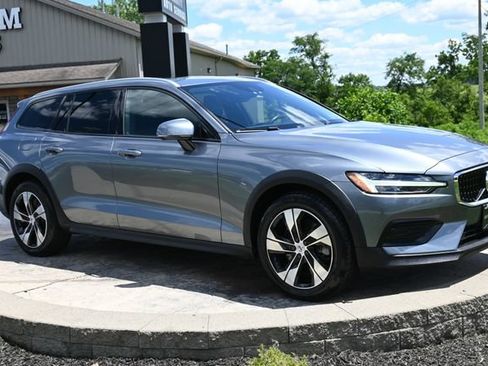Used 2020 Volvo V60 T5 Cross Country AWD/4WD image 3