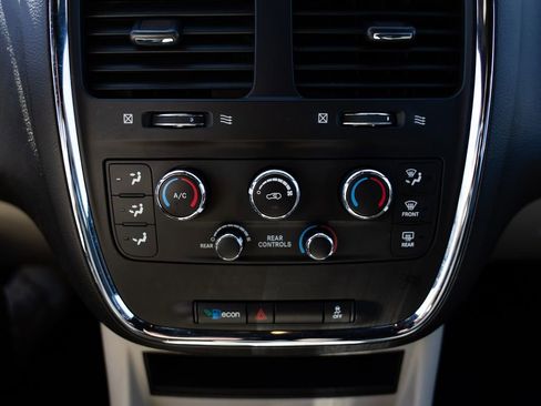 Used 2019 Dodge Grand Caravan SXT FWD image 16