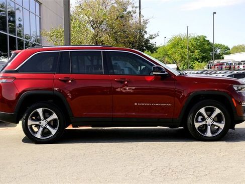 Used 2023 Jeep Grand Cherokee Limited w/ Luxury Tech Group II image 4