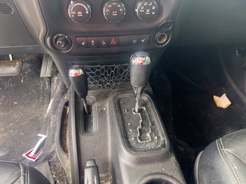 Used 2015 Jeep Wrangler Unlimited Sahara w/ Dual Top Group image 19