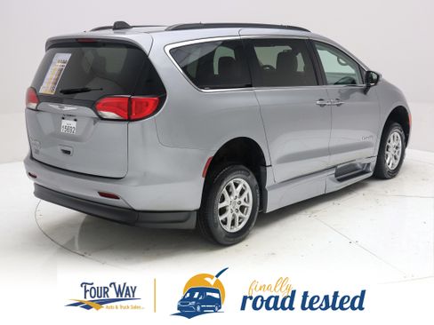 Used 2021 Chrysler Voyager Lxi FWD image 5