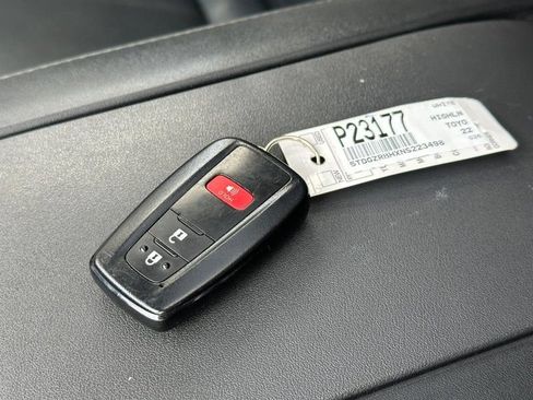 Used 2022 Toyota Highlander XLE AWD/4WD image 31