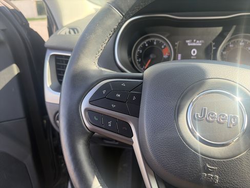 Used 2019 Jeep Cherokee Latitude Plus w/ Comfort/Convenience Group AWD/4WD image 28