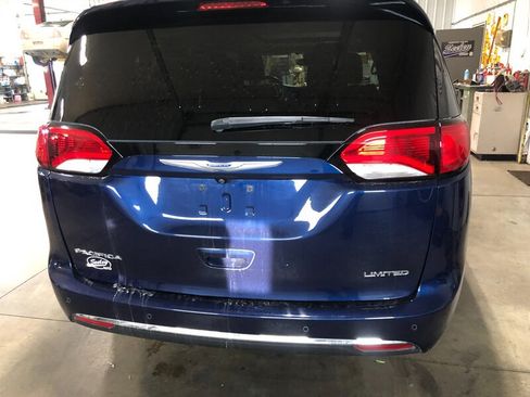 Used 2018 Chrysler Pacifica Limited w/ Tire & Wheel Group FWD image 38