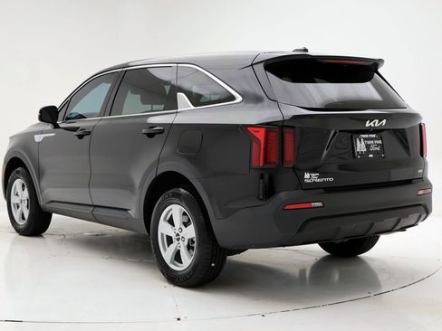 Used 2023 Kia Sorento LX AWD/4WD image 7