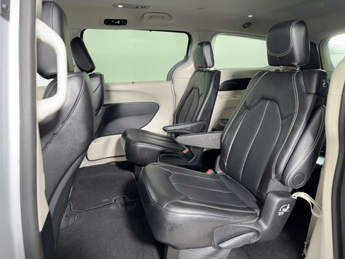 Used 2024 Chrysler Pacifica Touring-L image 14