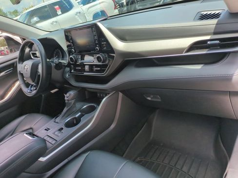 Used 2021 Toyota Highlander XLE FWD image 23