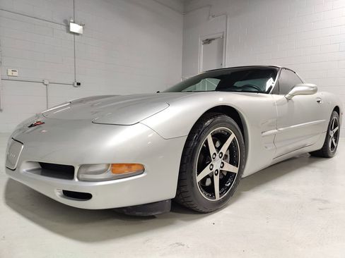 Used 2004 Chevrolet Corvette Coupe w/ Preferred Equipment Group RWD image 20