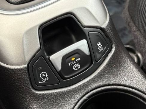 Used 2020 Jeep Compass Latitude FWD image 40