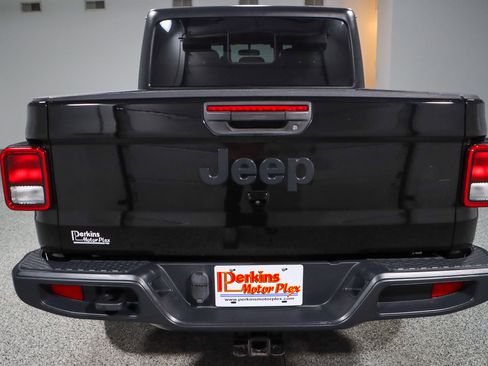 Used 2021 Jeep Gladiator Sport image 8