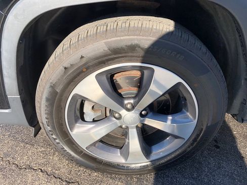 Used 2019 Jeep Cherokee Limited w/ Trailer Tow Group AWD/4WD image 10