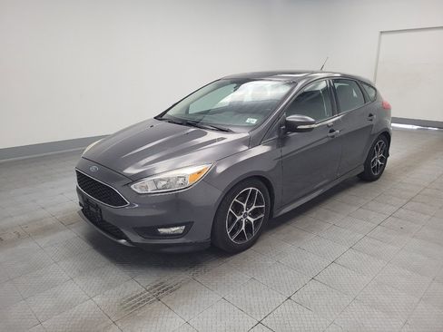 Used 2016 Ford Focus SE w/ SE Sport Package FWD image 2