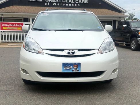 Used 2009 Toyota Sienna XLE FWD image 2