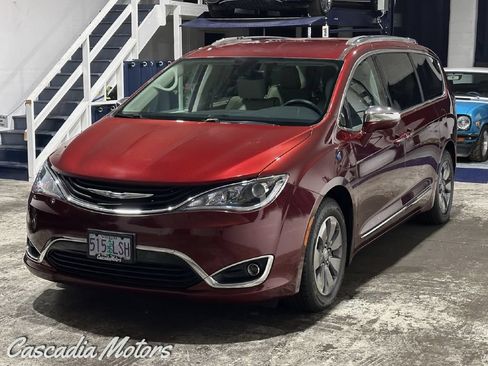 Used 2018 Chrysler Pacifica Limited FWD image 5