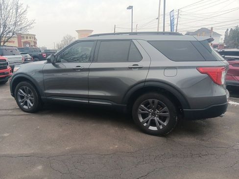 Used 2022 Ford Explorer XLT w/ Equipment Group 202A image 8