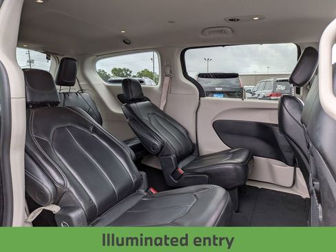 Used 2023 Chrysler Pacifica Touring-L FWD image 26