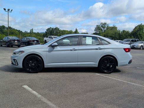 Used 2025 Volkswagen Jetta SE w/ Sunroof Package FWD image 6