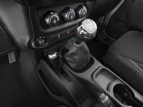 Used 2016 Jeep Wrangler Sahara w/ Connectivity Group AWD/4WD image 8