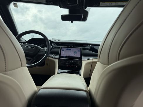 Used 2023 Jeep Grand Cherokee Limited w/ Luxury Tech Group II image 16