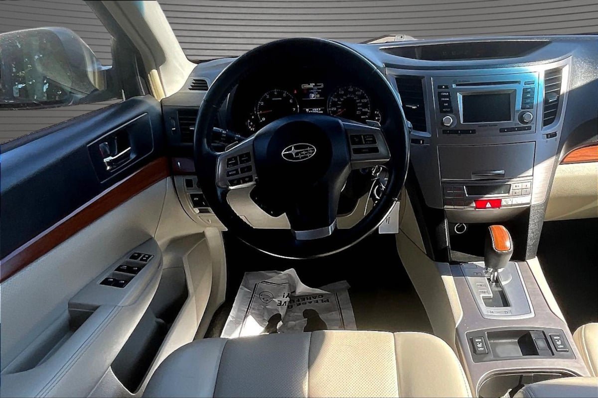 Used 2014 Subaru Outback 2.5i Limited w/ Moonroof Package AWD/4WD image 8