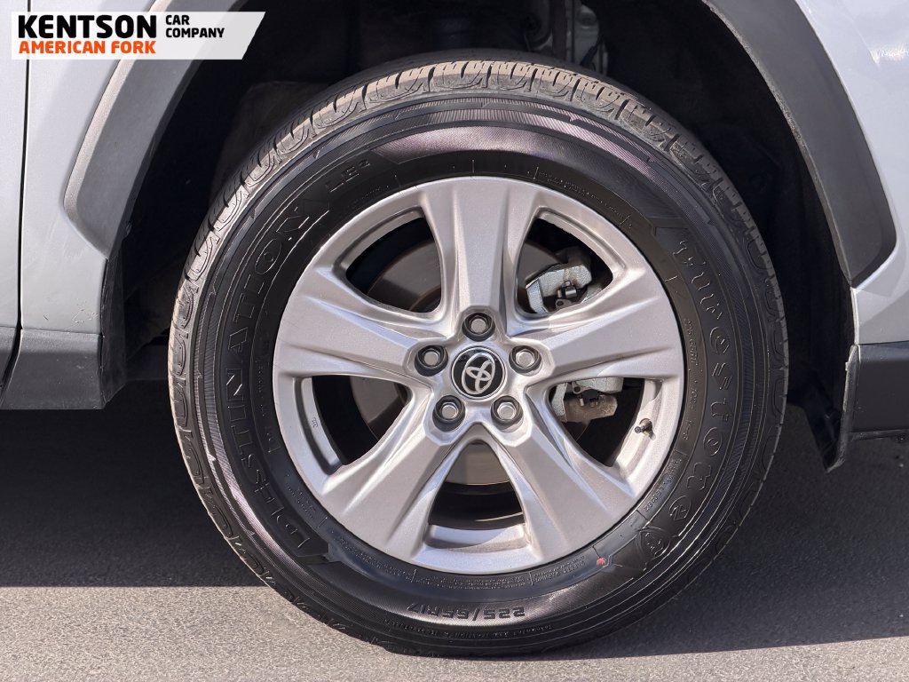 Used 2025 Toyota RAV4 XLE AWD/4WD image 12