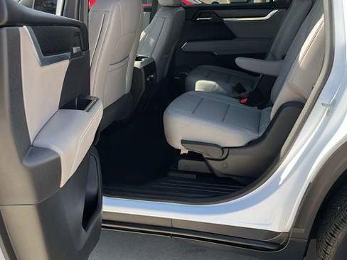 Used 2025 GMC Acadia Elevation w/ Elevation Premium Package FWD image 21
