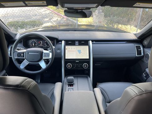 Used 2025 Land Rover Discovery S image 13