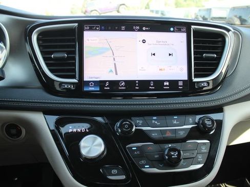 Used 2024 Chrysler Pacifica Limited w/ Uconnect Theater Family Group FWD image 4